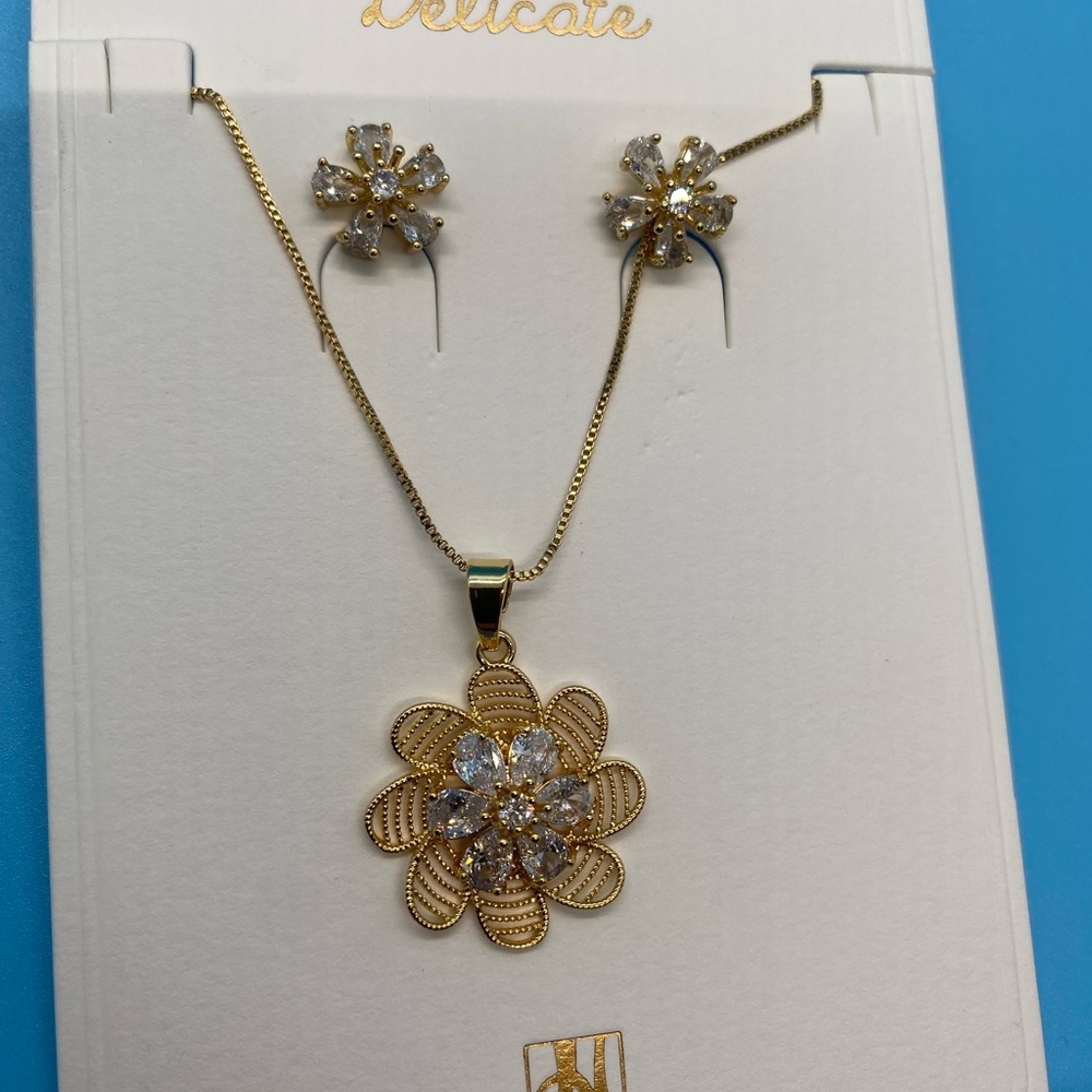 Delicates Gold and Silver Floral Necklace Set